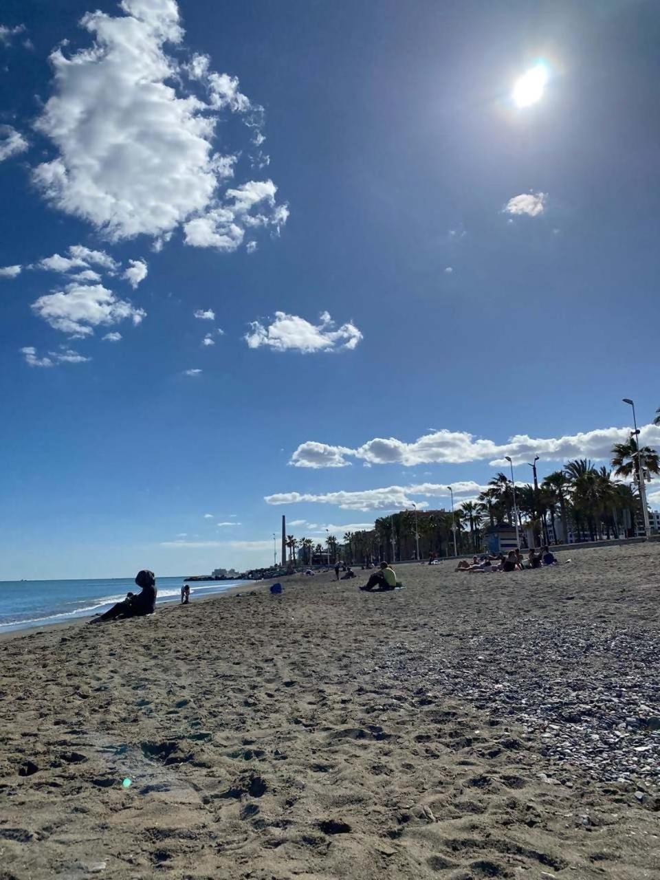 La Caramba Amplio Apartamento En La Playa Malaga Luaran gambar